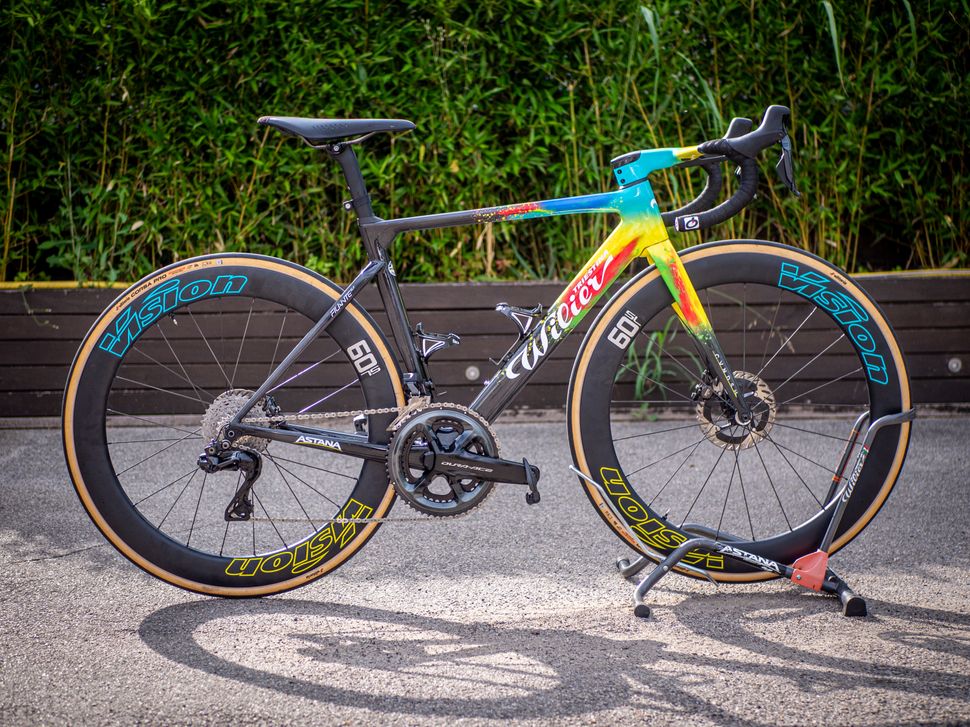 Up close and personal with Mark Cavendish's record breaking custom ...