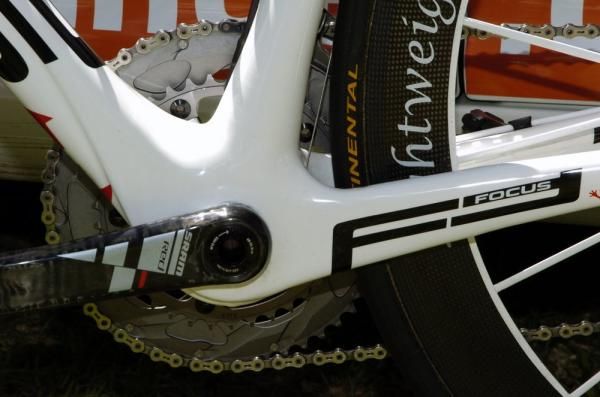 The internally guided derailleur cable housing runs down and around the BB30 bottom bracket shell.