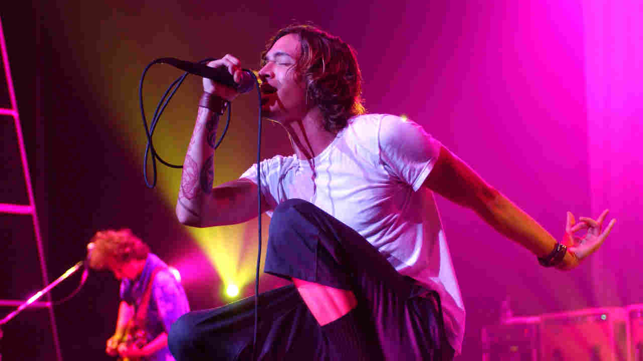 Incubus’s Brandon Boyd performing onstage in 2001