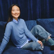 uniqlo model on blue sofa