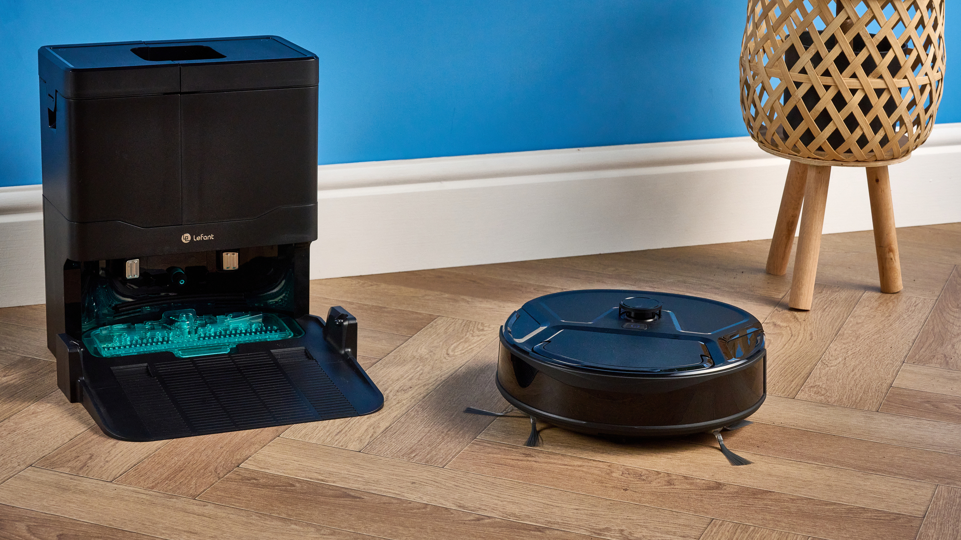 Lefant M210 Pro OMNI photographed in front of a blue background