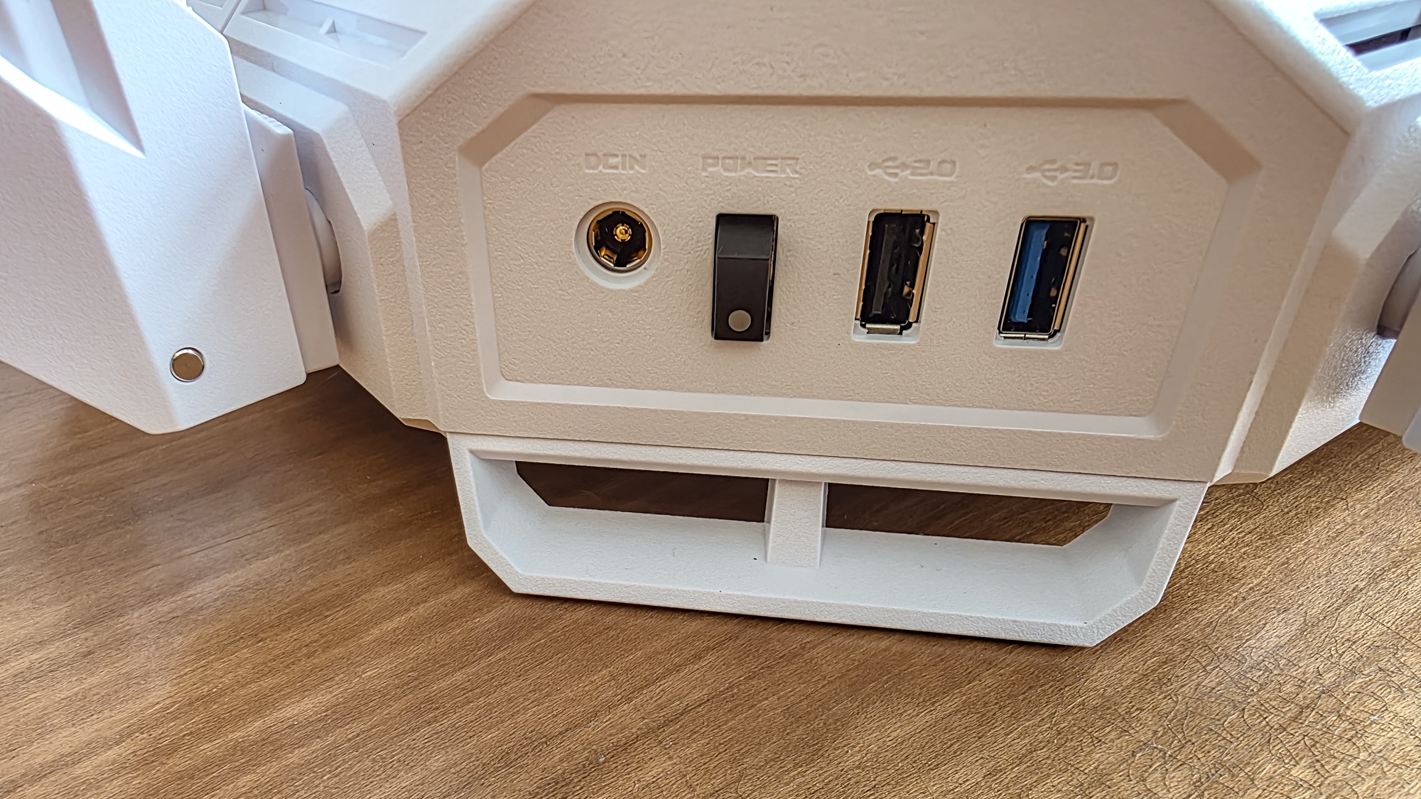 پورت های USB، HDMI و پاور در روتر Asus ROG Rapture GT-BE19000AI