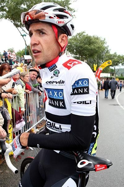 Carlos Sastre (CSC-Saxo Bank) relaxed before the start.