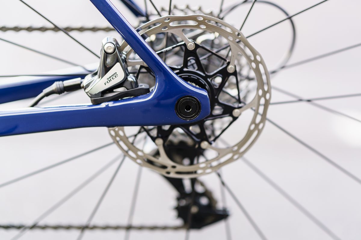 The disc brake machine features thru-axles