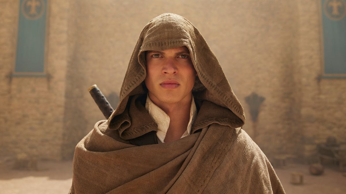 Rand al&#039;Thor (Josha Stradowski) wearing a hood in &quot;The Wheel of Time&quot; season 2