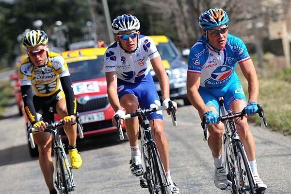 The leading trio makes its way to Vallon-Pont-d'Arc.