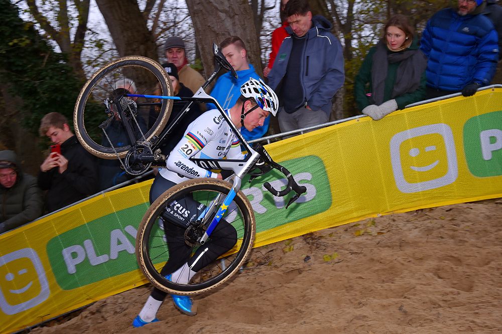 Mathieu van der Poel runs up the sand dunes in Koksijde