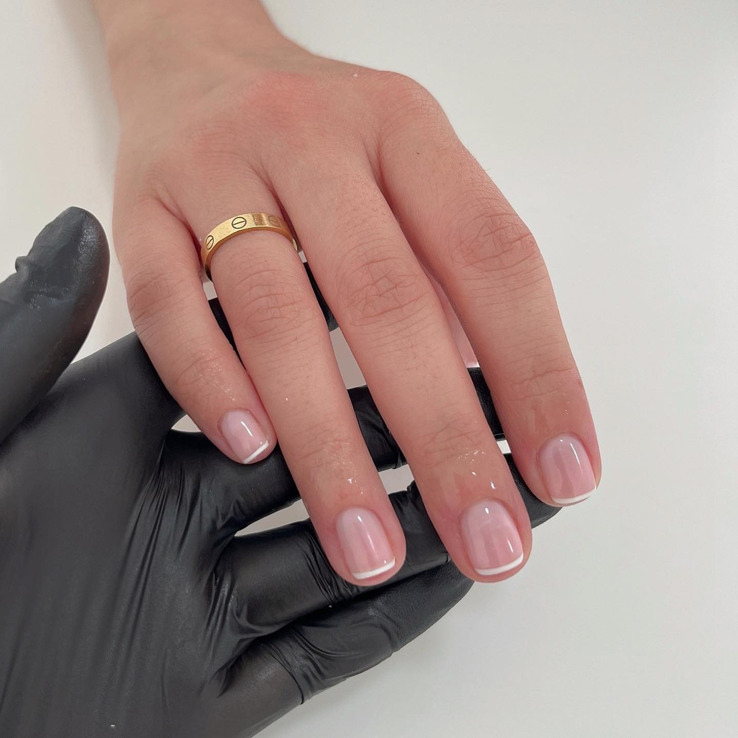 Eine kurze, glasartige French Manicure