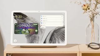 El Google Pixel Tablet sobre su soporte en una mesa