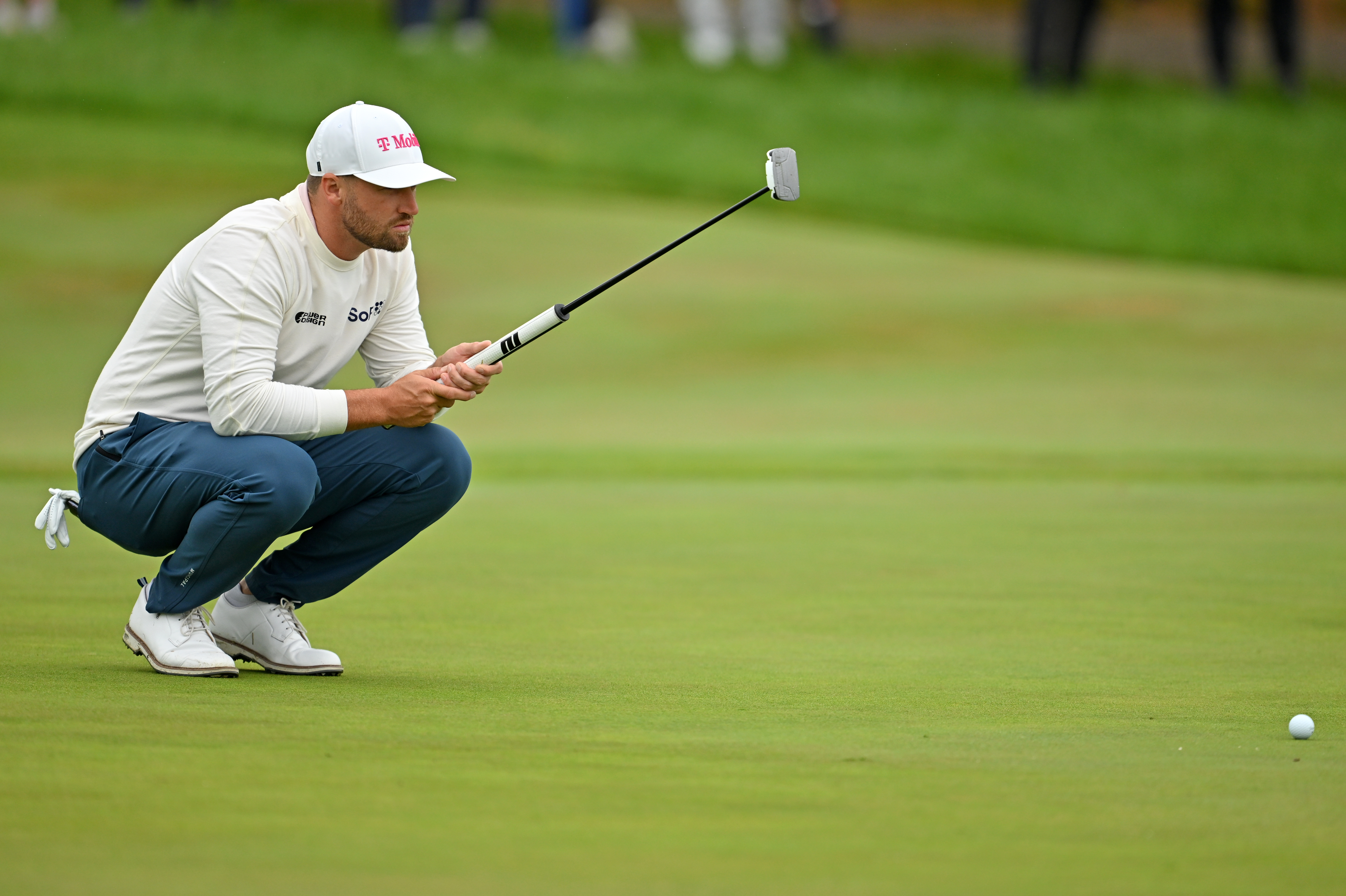 Wyndham Clark lines up a putt at the US Open