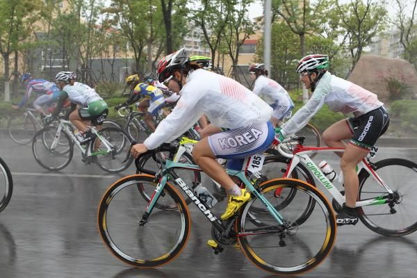 Aejung Lee (South Korea) suffers with everyone else in the rain