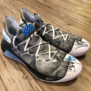 Stephen Curry signed the "Moon Landing" Curry 6 sneakers, which feature a crater-pocked lunar surface upper design.