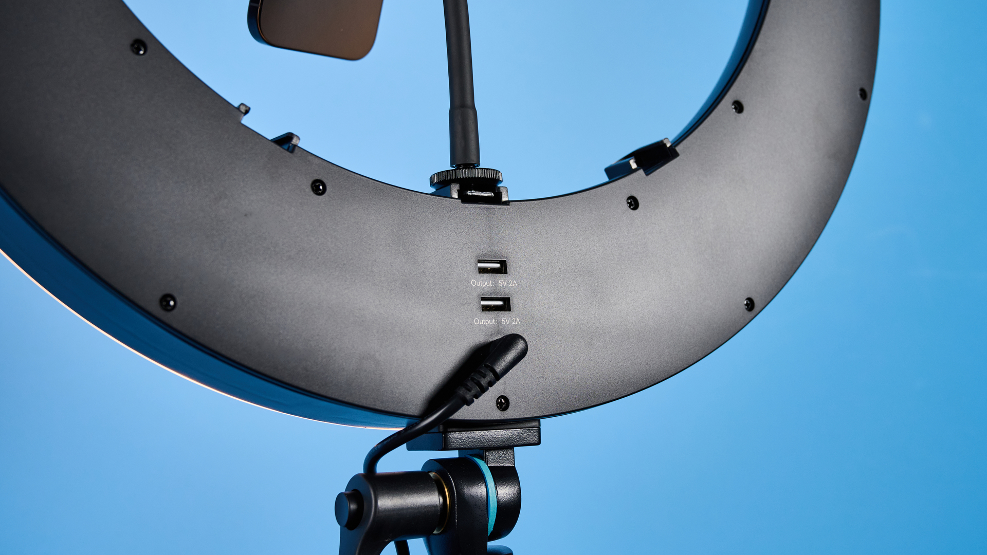 Neewer RP19H 19-inch ring light photographed in front of a blue background
