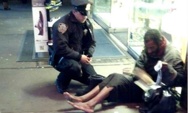 One of New York&amp;#039;s finest gives a pair of boots to a homeless man in Times Square.