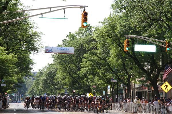 The field is not working together as most of the teams have men ahead in the break.