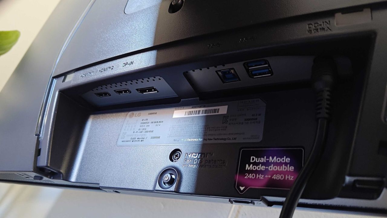 Close up of LG UltraGear 32GS95UE-B ports