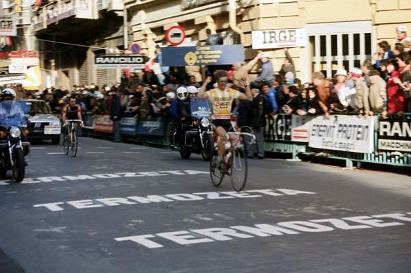 Teun Van Vliet, teammate of winner Hennie Kuiper, outsprints Silvano Ricco for second place at the 1985 Milan-San Remo.