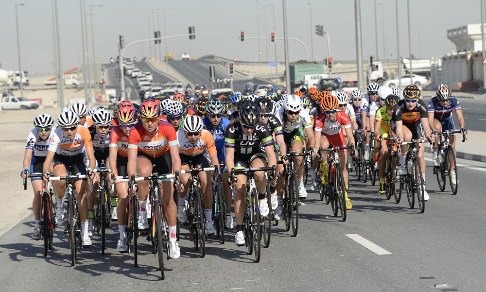 The peloton all together during stage 1 of Ladies Tour of Qatar