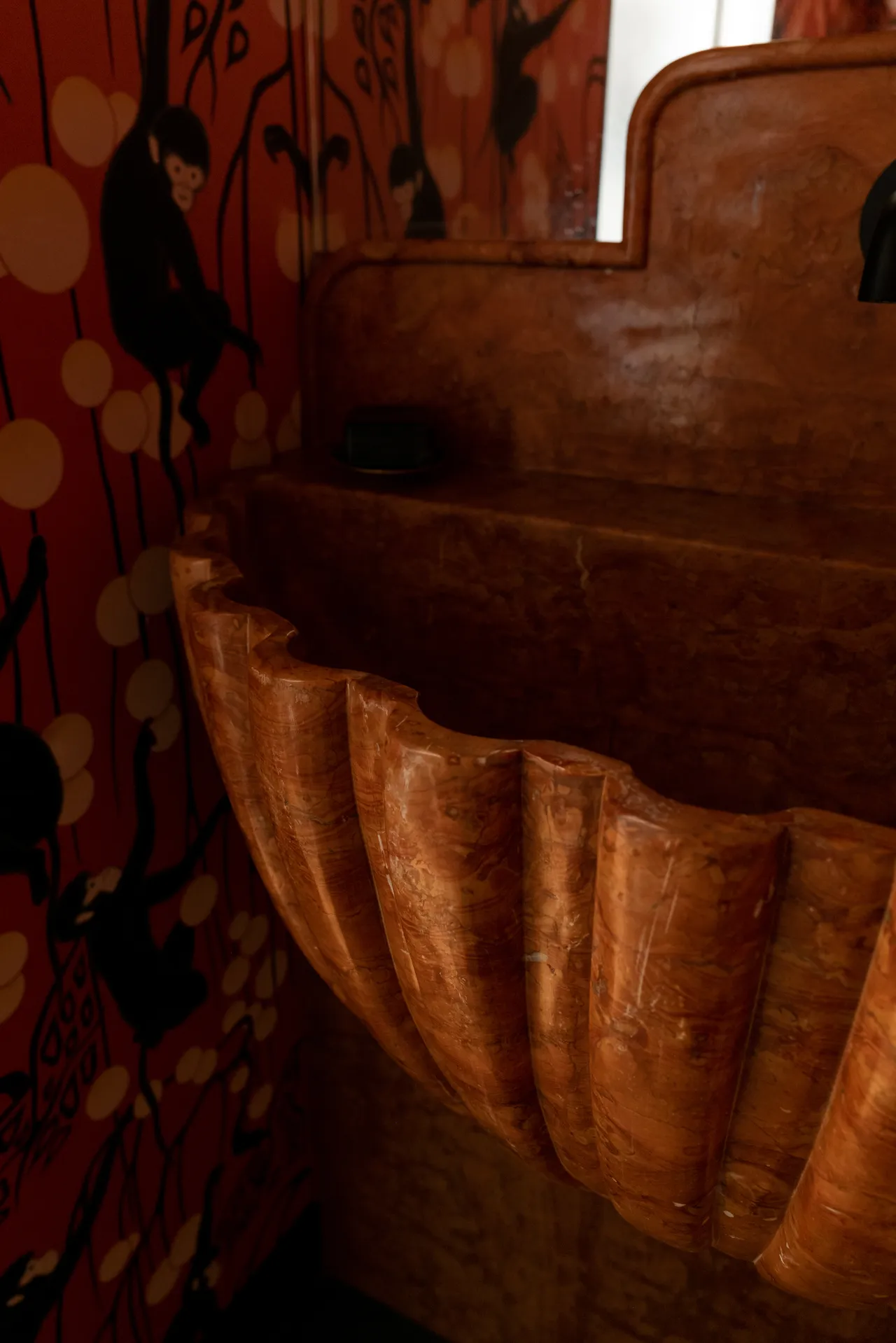 Bathroom with shell-shaped basin