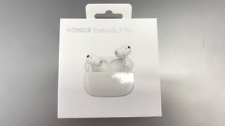 Honor Earbuds 3 Pro Verpackung auf silbernem Hintergrund