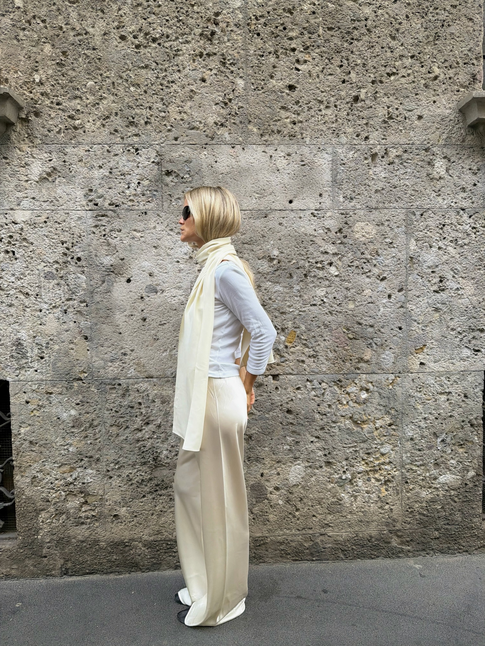 A woman wearing cool girl fall capsule wardrobe items in 2026.