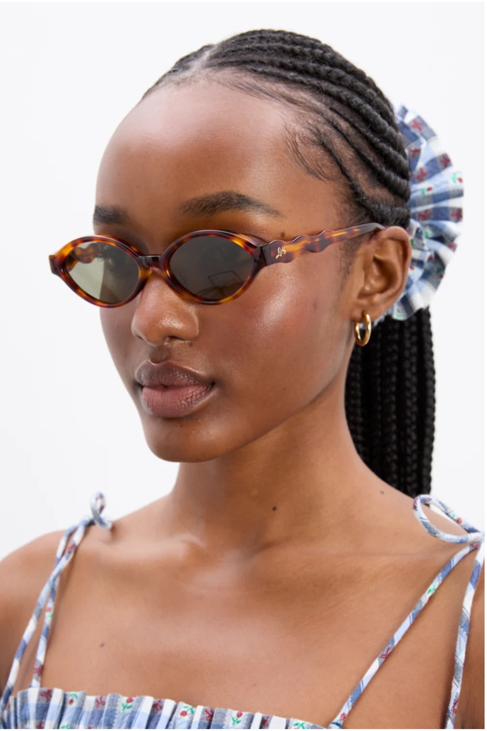 Slim Oval Sunglasses With Wavy Temple in Tort