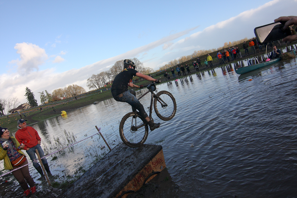 Nys back in the saddle at single speed 'world championships' Gallery