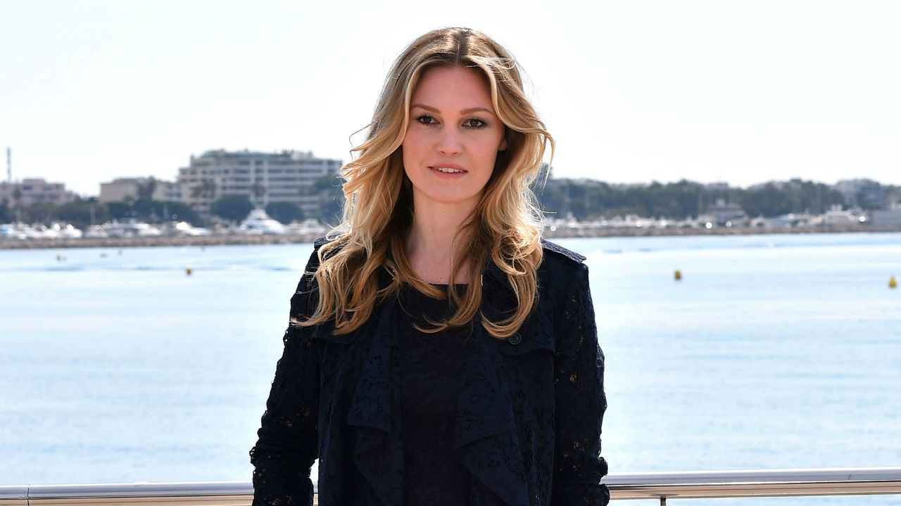 Julia Stiles mum shaming