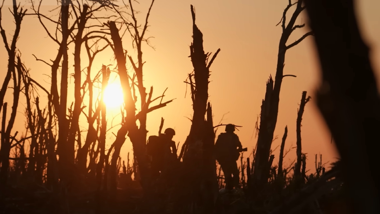 Ukranian soldiers walking through a battlefield in 2000 Meters to Andiivka
