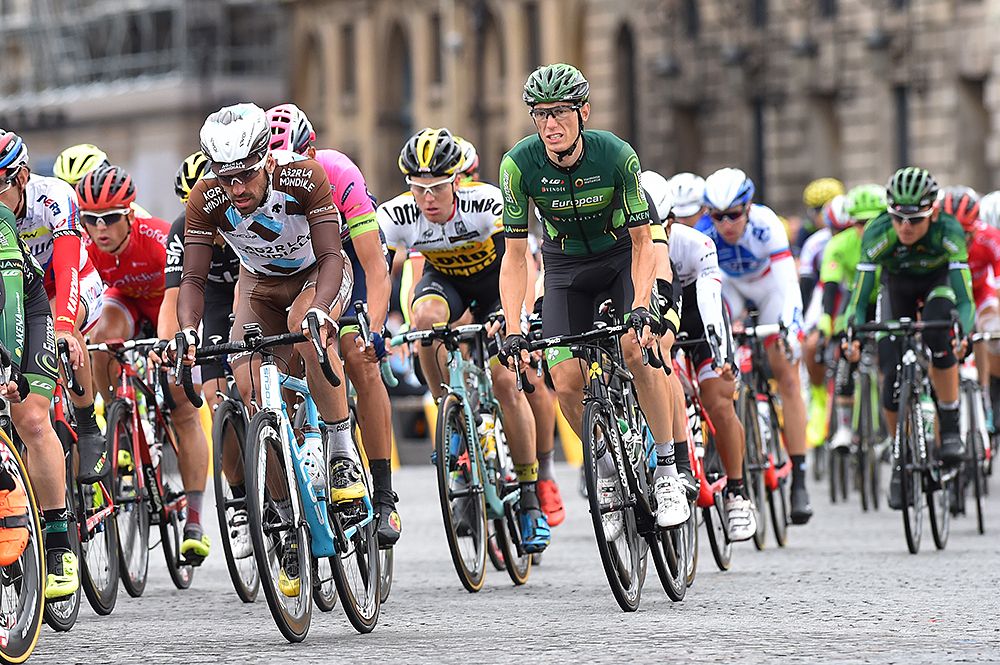 The peloton race along the circuit in Paris