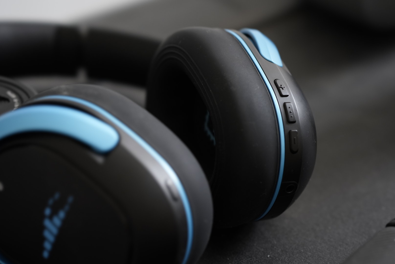 Close up of buttons on the H20 RIPT Ultra headphones