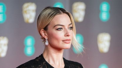 LONDON, ENGLAND - FEBRUARY 02: Margot Robbie attends the EE British Academy Film Awards 2020 at Royal Albert Hall on February 02, 2020 in London, England. (Photo by Samir Hussein/WireImage), to illustrate the red carpet makeup tips below