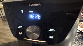 Toshiba 7.7 QT Air Fryer heat controls