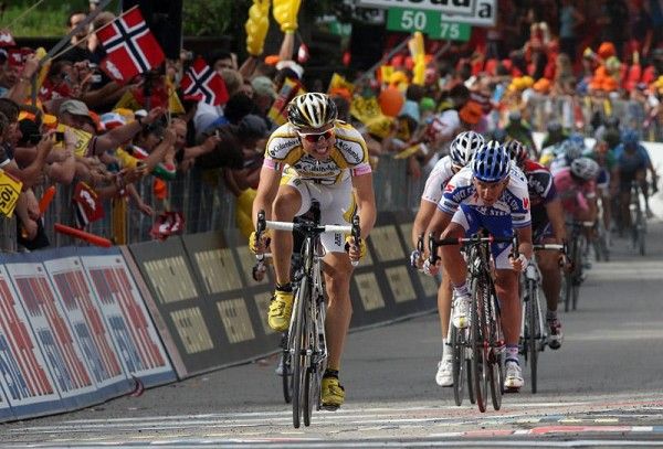 Edvald Boasson Hagen (Team Columbia - Highroad) beats Allan Davis (Quick Step) to the line for second place.