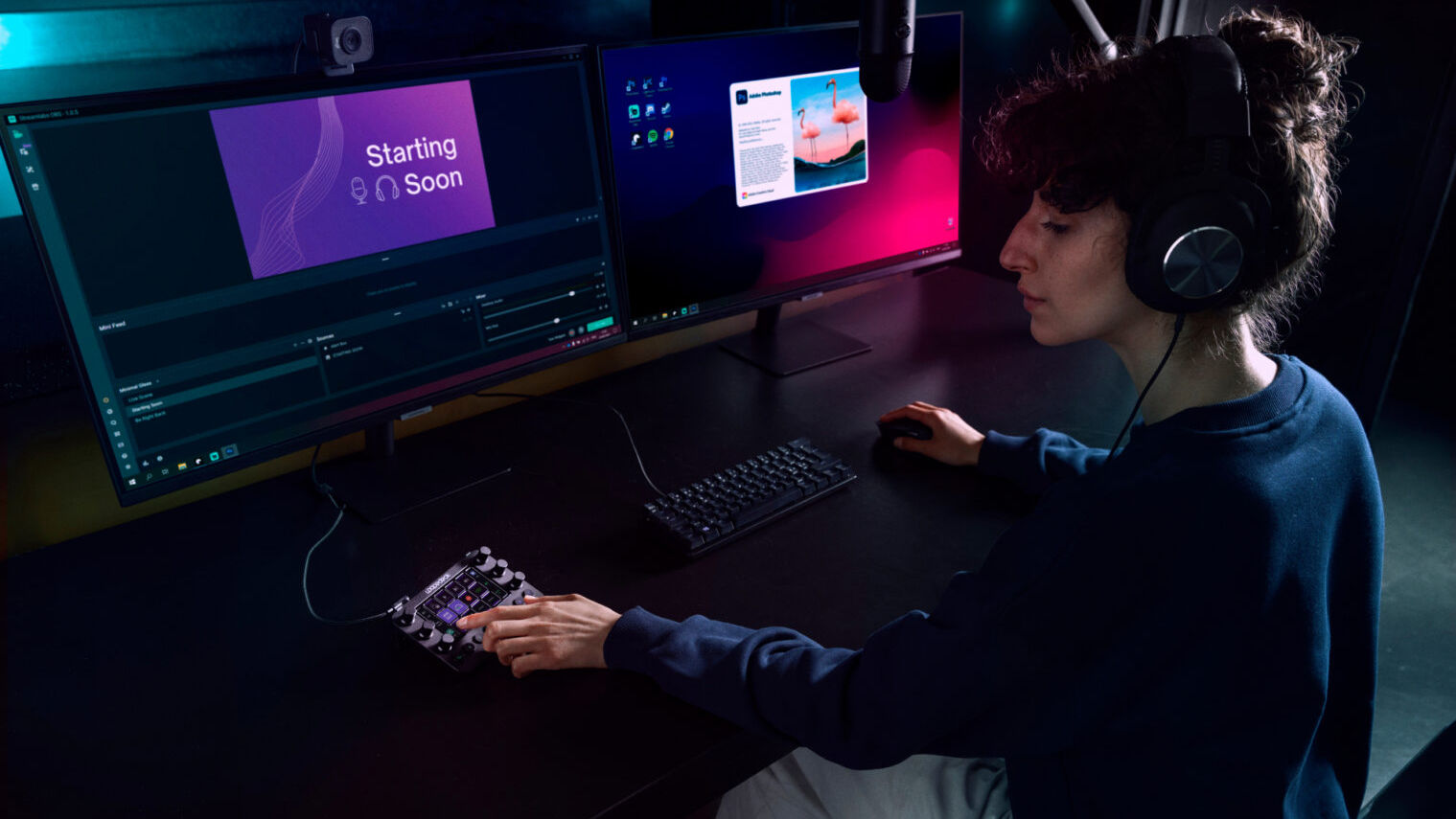 Eine Frau drückt Tasten auf einer Loupedeck-Konsole, während ein Computer eingerichtet ist und der Bildschirm „In Kürze starten“ angezeigt wird.