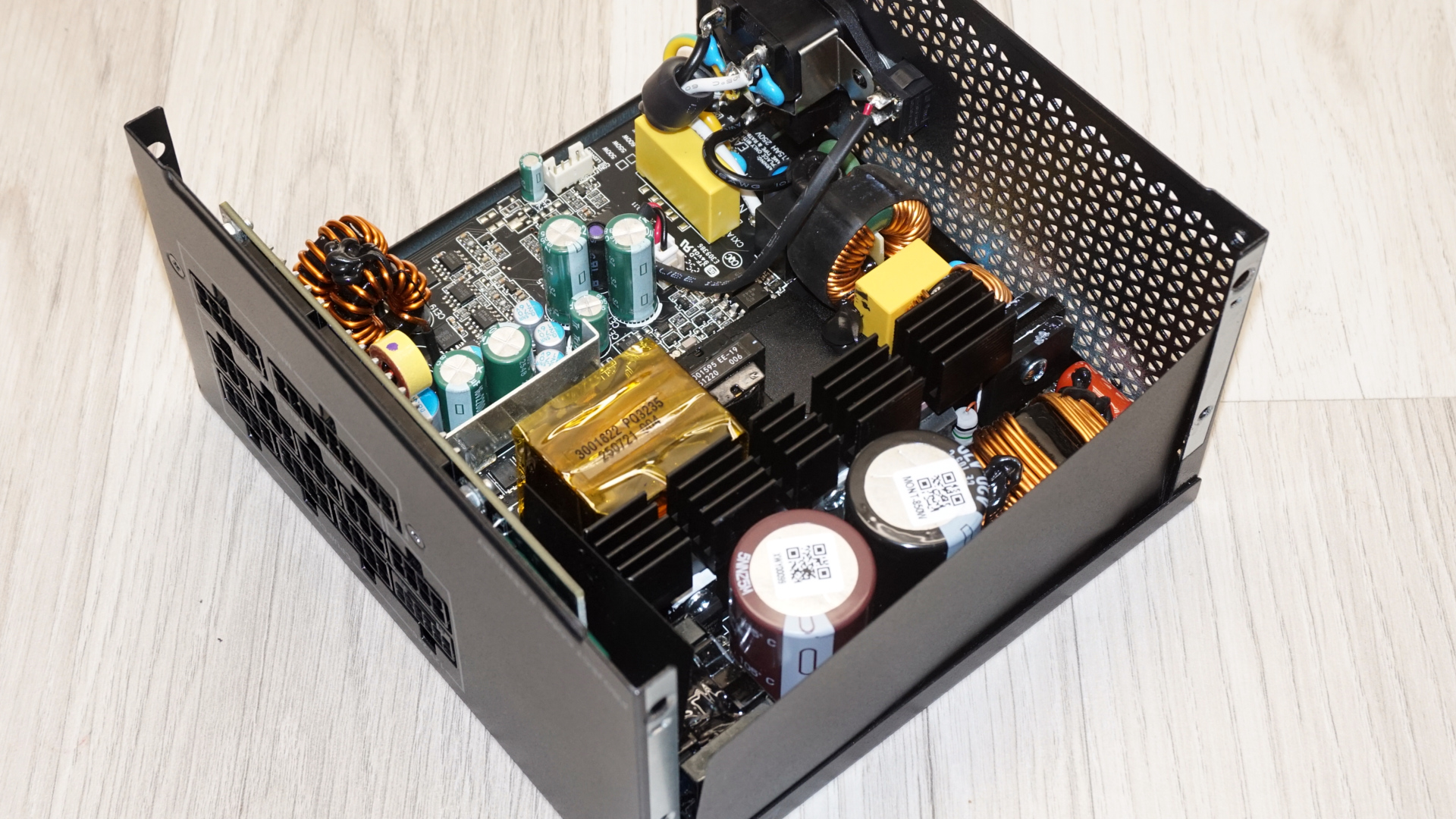 Montech Century II Gold 850W ATX 3.1