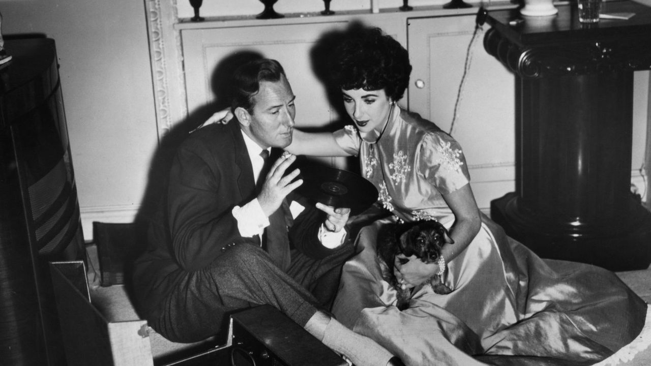 elizabeth taylor in her 50s living room