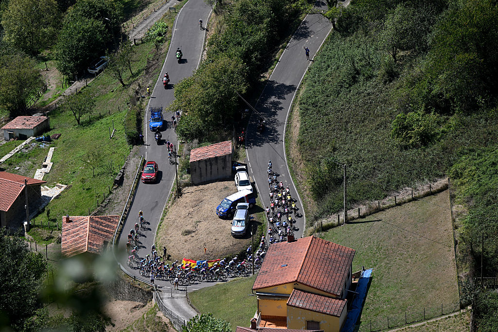 L&#039;ANGLIRU, SPAIN - SEPTEMBER 05: A general view of the peloton competing during the La Vuelta - 80th Tour of Spain 2025, Stage 13 a 203.7km stage from Cabezon de la Sal to L&#039;Angliru 1556m / #UCIWT / on September 05, 2025 in L&#039;Angliru, Spain. (Photo by Dario Belingheri/Getty Images)