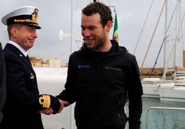 Mark Cavendish (Sky) shakes the hand of the coast guard captain.