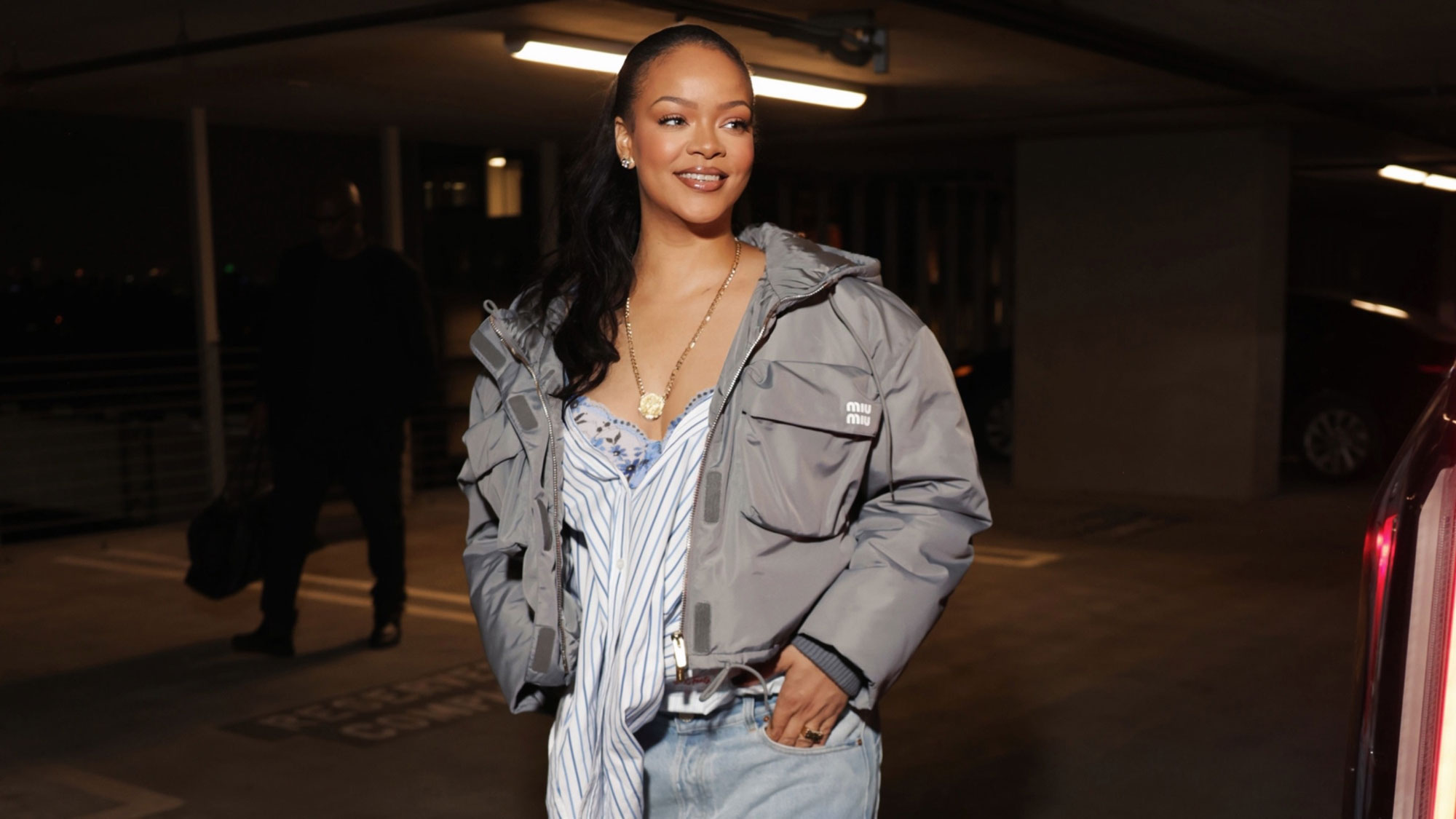 Rihanna wears baggy jeans
