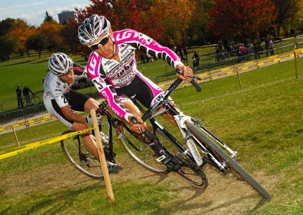 Derrick St. John (Garneau-Club Chaussures- Ogilv) and Andrew Watson (Norco Factory Team) will not catch Davide Frattini (Hudz-Subaru).