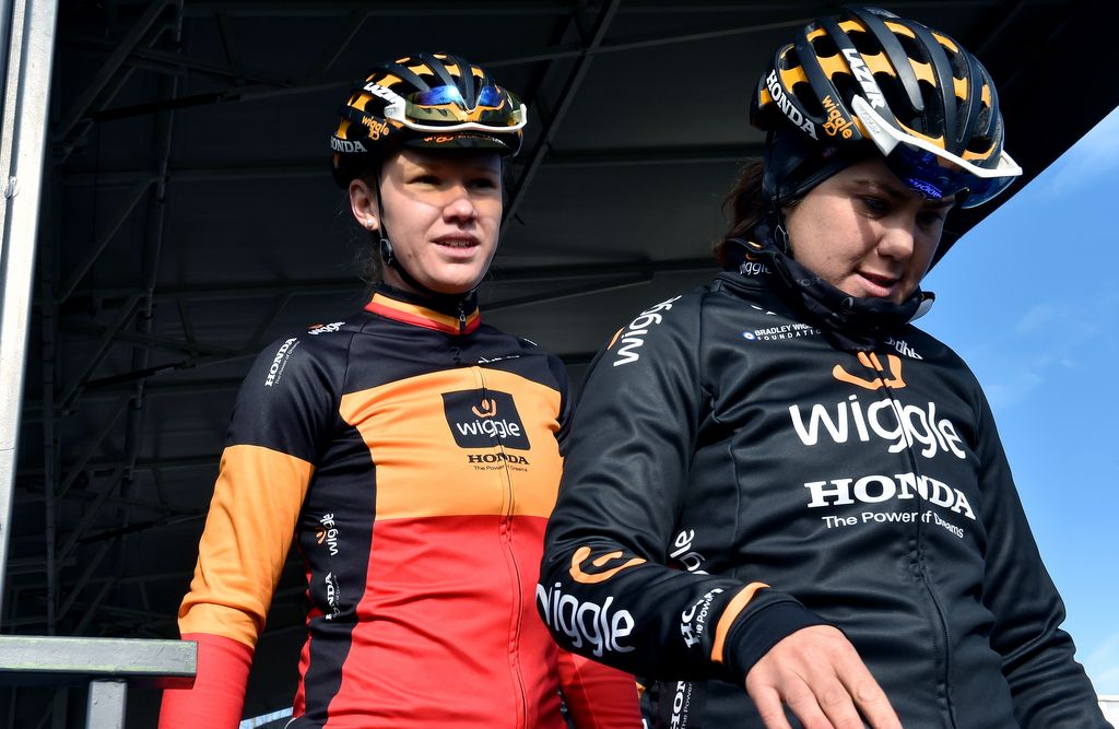 Jolien D'hoore (Wiggle Honda) at sign on