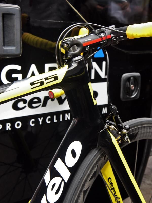 The relatively tall head tube, straight steerer, and dropped down tube make for a somewhat awkward looking but apparently very fast profile.