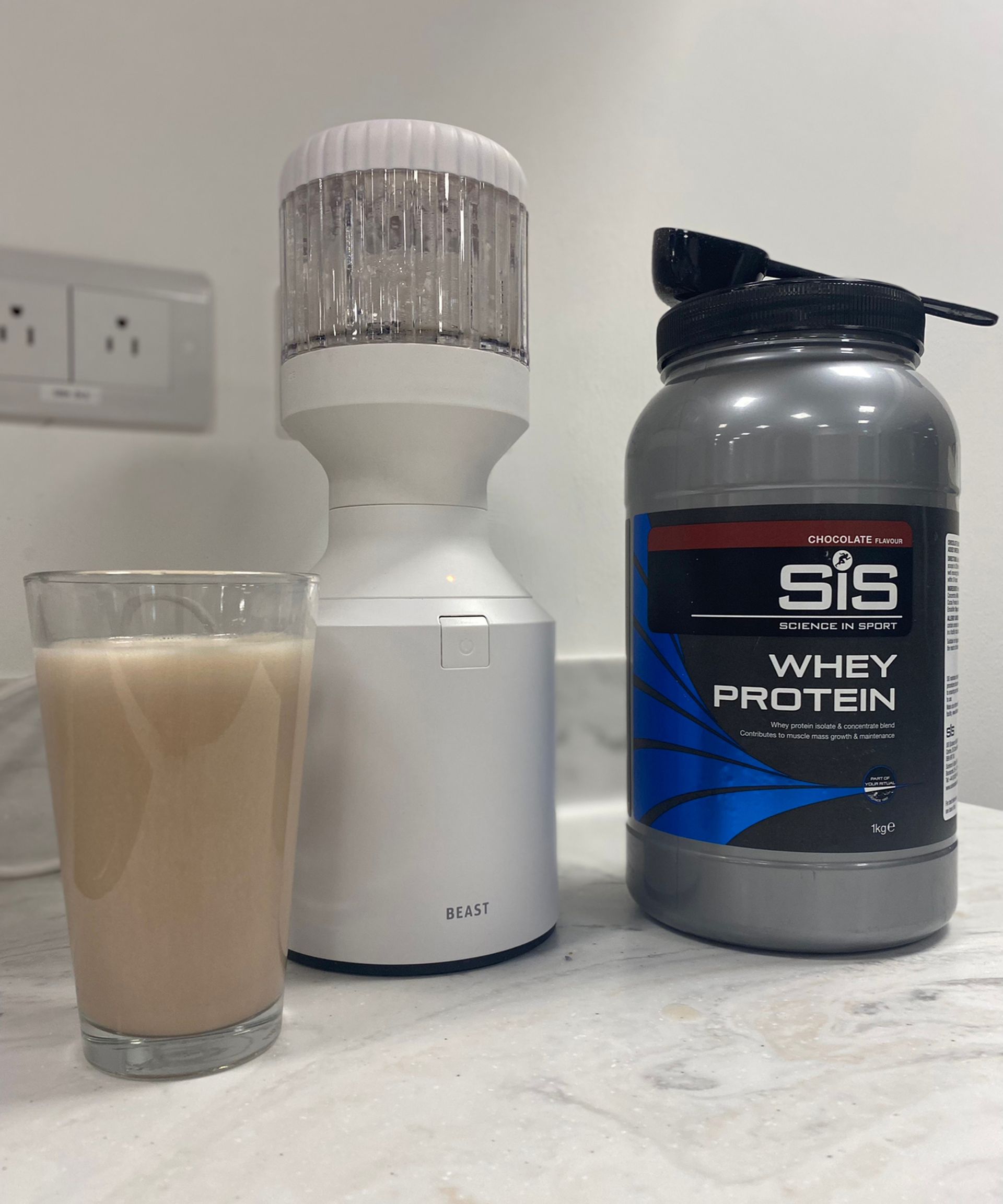 Siapkan shake protein cokelat menggunakan Blender Beast Health B10