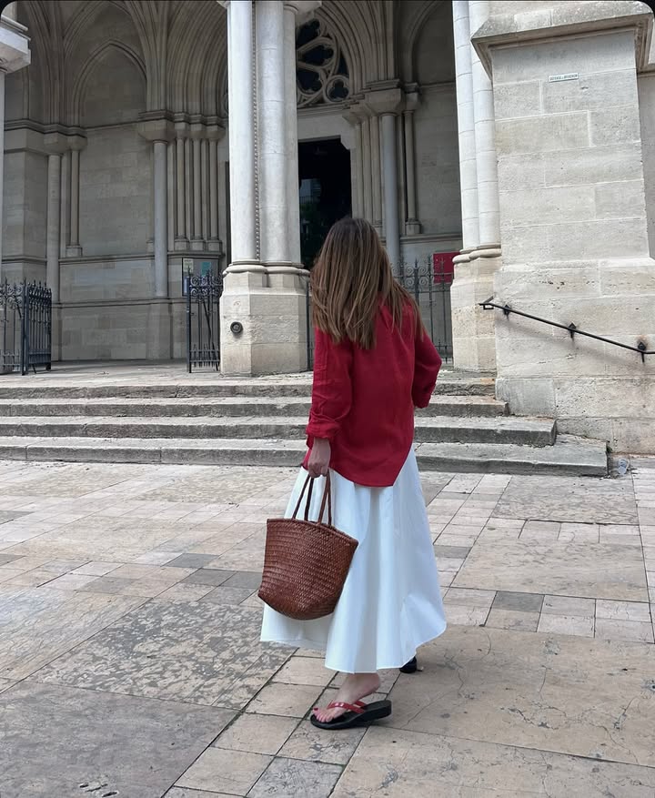 Shoes to wear with full skirts: @mcristinastyling wears a full skirt with flip flops