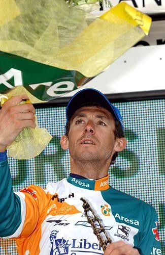 Roberto Heras (Liberty Seguros) checks out his flowers