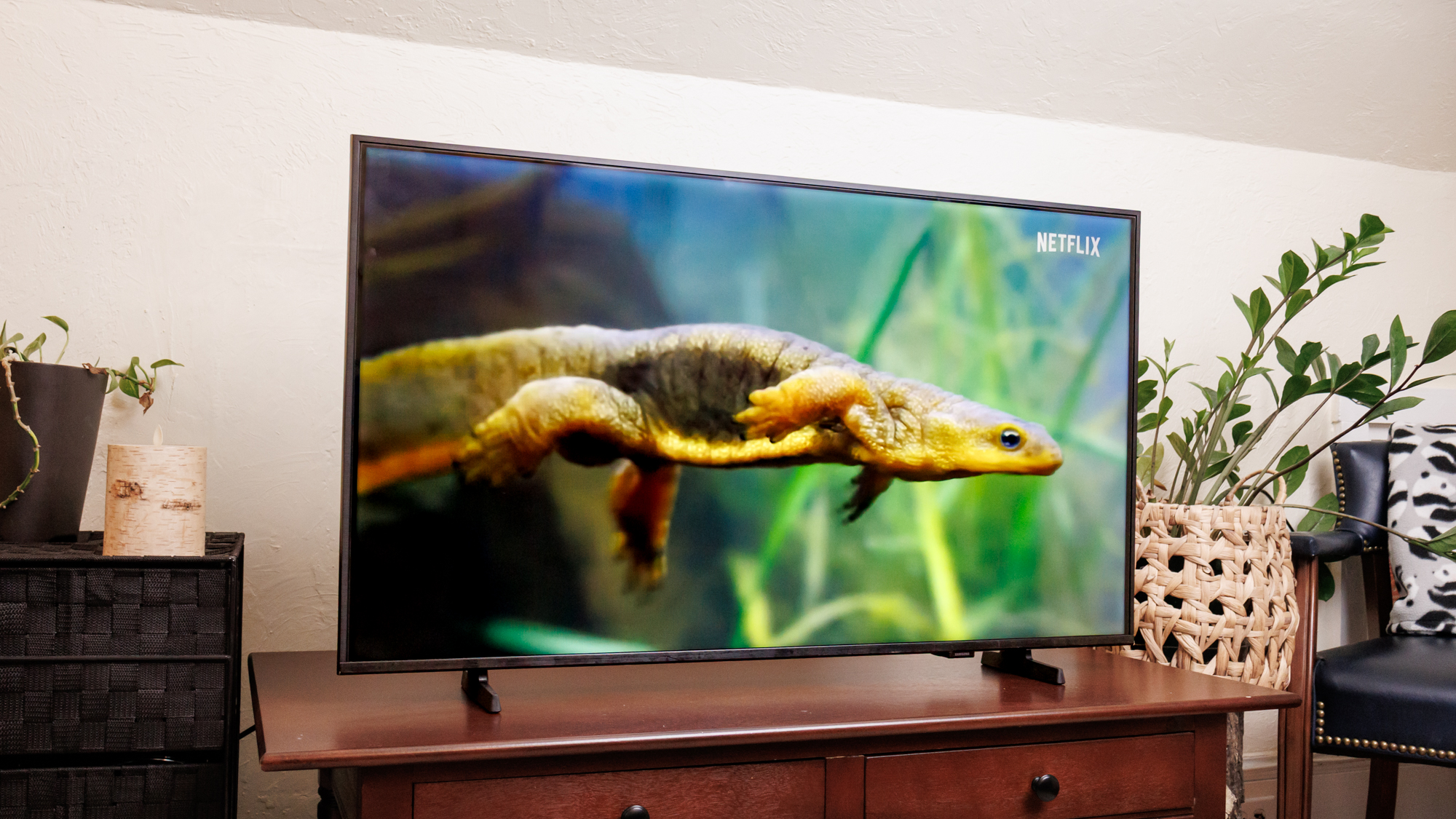 A Samsung F6000F LED TV on a side table.