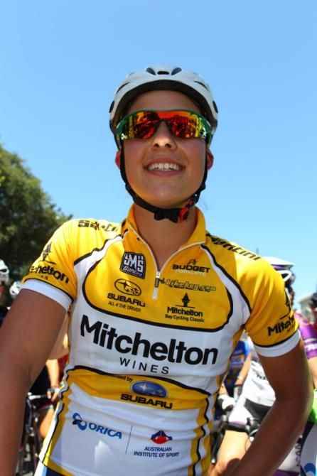 Race leader, Melissa Hoskins (Orica - AIS) on the start line