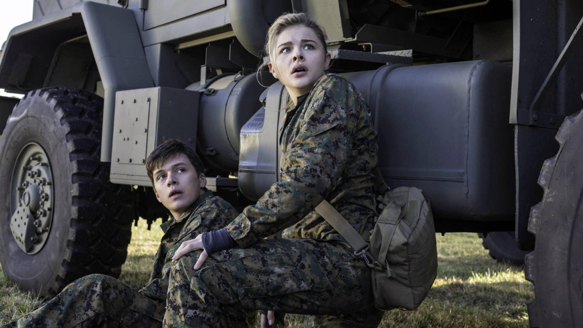 (L-R) Nick Robinson as Ben Thomas Parish and Chloë Grace Moretz as Cassie Sullivan in &quot;The 5th Wave&quot;
