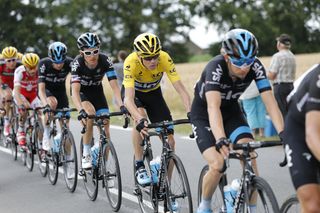 Chris Froome surrounded by teammates (Sunada)